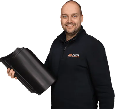 Medewerker van Bouwvoordeel met een dakpan